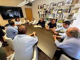 Reunión para la presentación del proyecto para renovar la red de saneamiento de La Nucía y l'Alfàs del Pi.