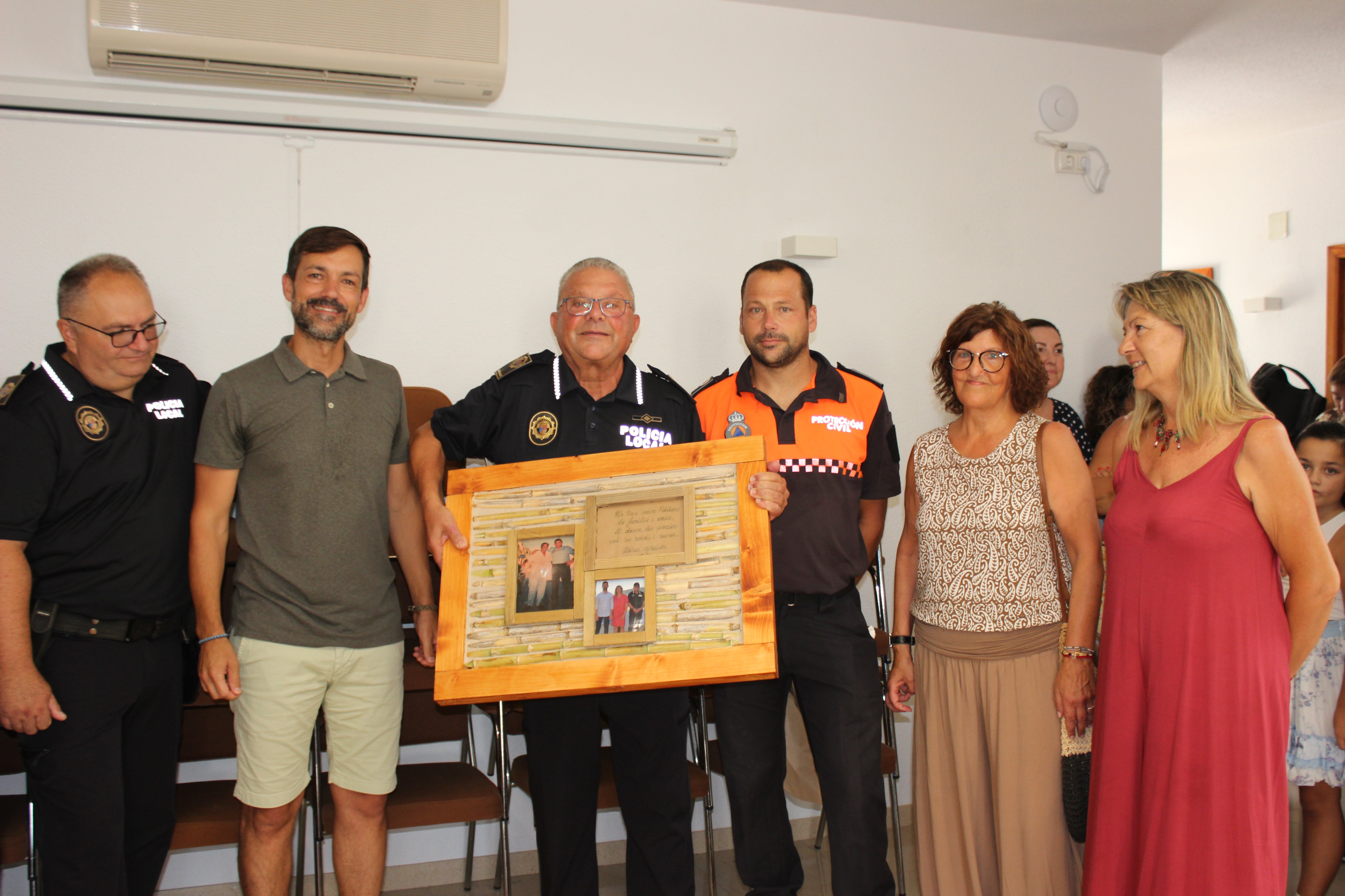 Imagen secundaria 1 - Actos en honor al jefe de la Policía Local de El Poble Nou Benitatxell en su jubilación.