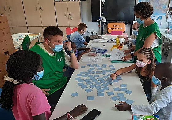 Niños en la Escuela Hospitalaria de Verano de Aspanion.