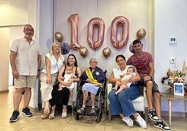 La familia de María Nieves Vicedo Navarrete junto a ella en su 100 aniversario.