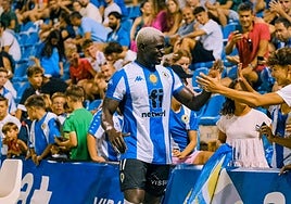 Marcos Mendes saluda a un aficionado del Hércules tras ser cambiado ante el Ceuta.