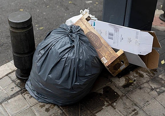 Basura tirada en la calle.