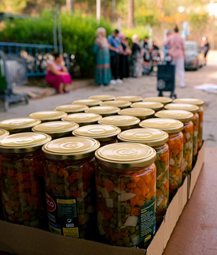 Imagen secundaria 2 - Reparto de alimentos Cuartelillo de la Policía Juan XXIII de Alicante.
