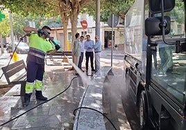 Un trabajador del servicio de limpieza de San Vicente del Raspeig durante un baldeo.