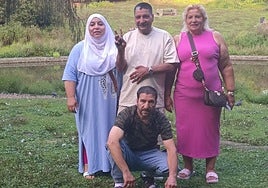 Antonio García junto a varios familiares.