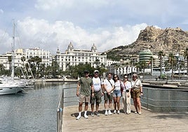 Empleados de la aerolínea posan en el Puerto de Alicante.