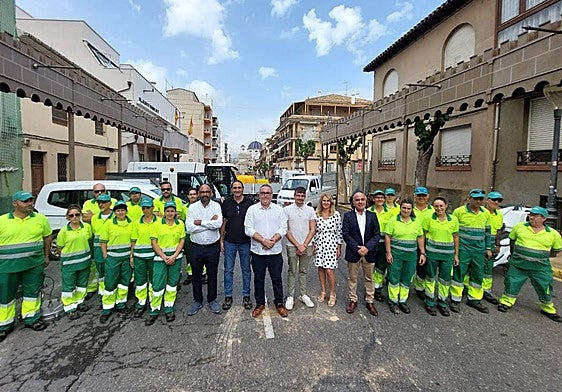 Representantes del Consistorio con los empleados de la limpieza y miembros de la empresa adjudicataria.