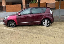 Pequeña inundación en la avenida principal del Pau 1 este miércoles.