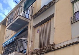 Balcones desprendidos en un edificio de Villena.