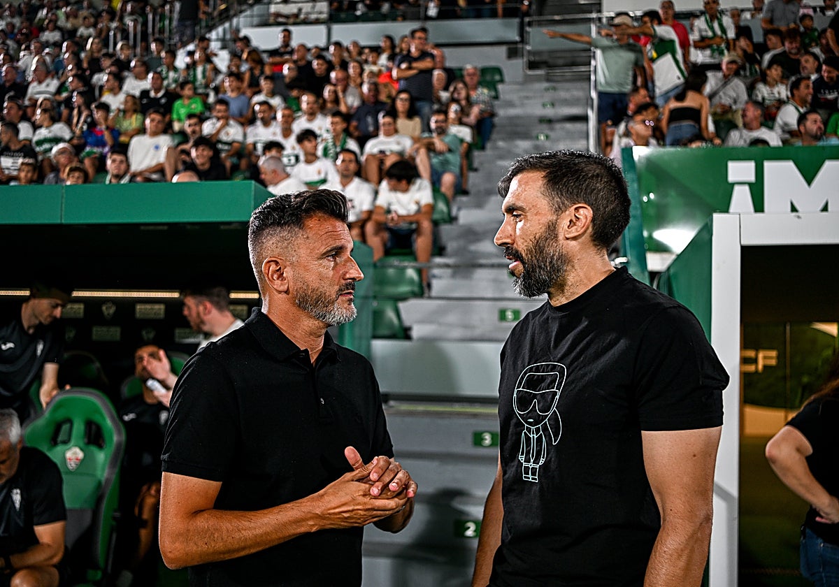 Saludo entre Iván Ania y Eder Sarabia antes del Elche-Córdoba.