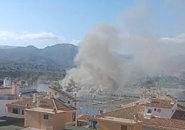 Columna de humo de la fábrica de Chocolates Valor.