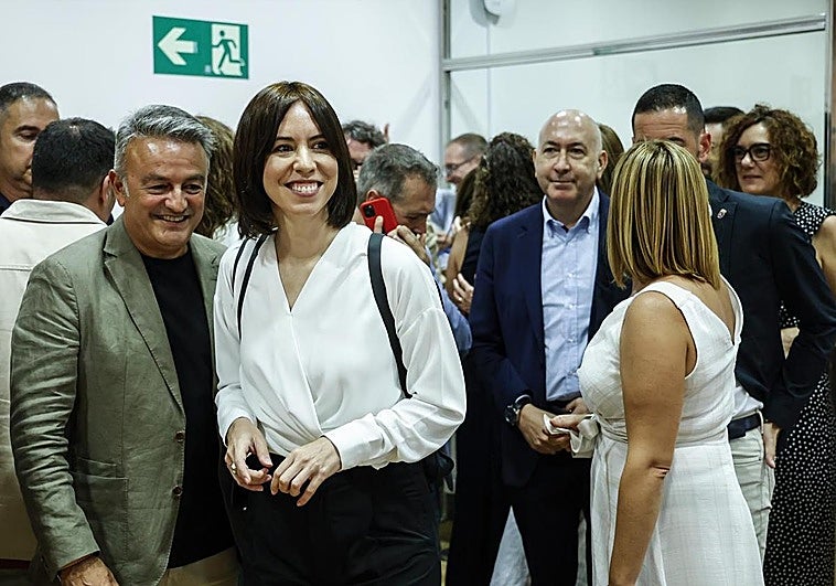 Diana Morant, con el diputado javiense José Chulvi, bajo la mirada de Alejandro Soler.