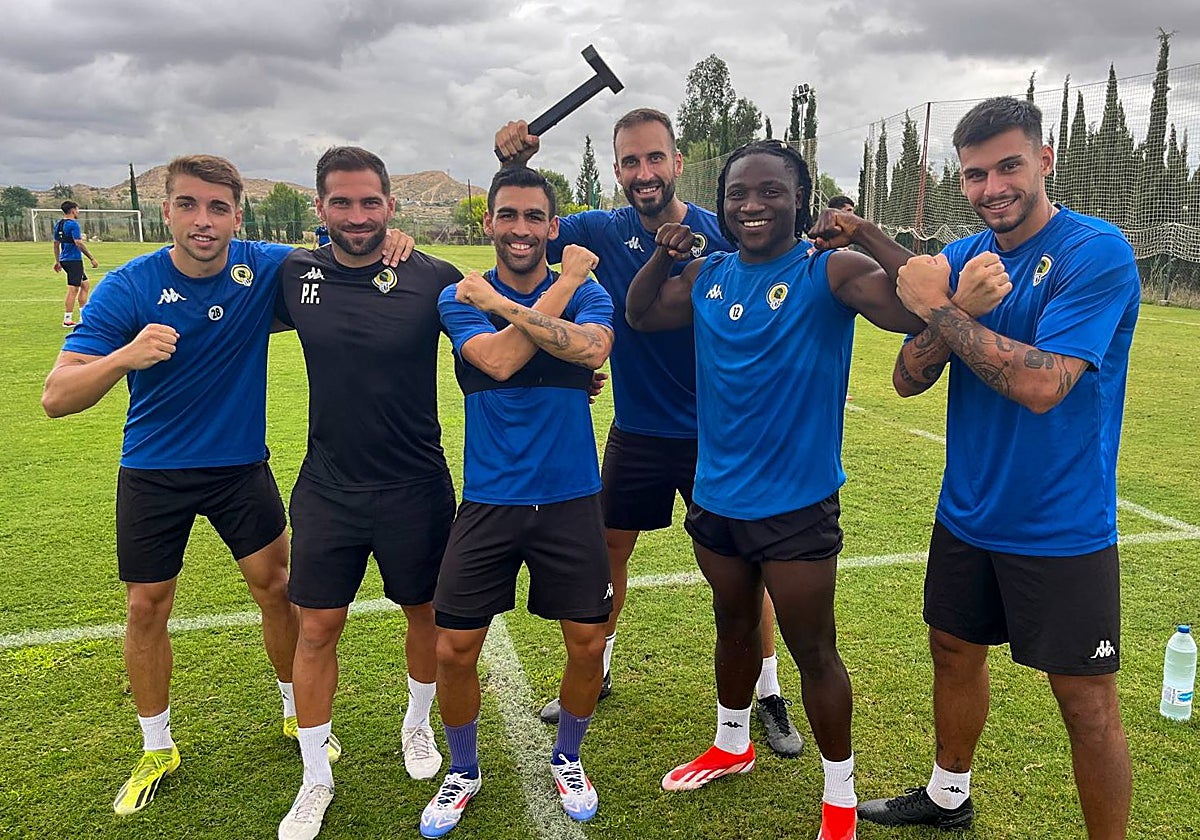 Varios jugadores del Hércules tras un entrenamiento de esta semana.