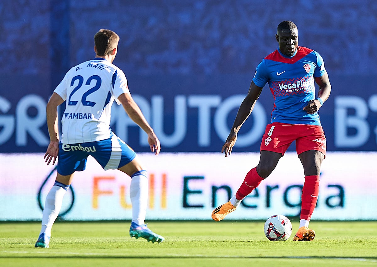 Imagen secundaria 1 - Imágenes del encuentro del Elche en La Romareda este domingo.