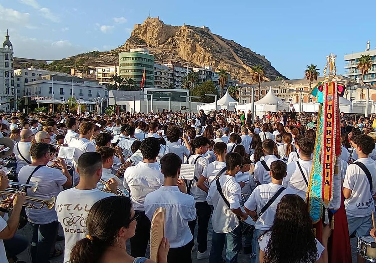 Jóvenes concentrados en el puerto.