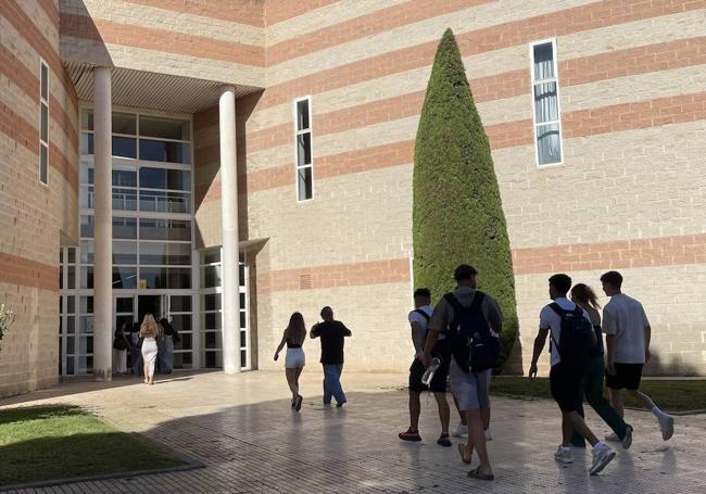 Estudiantes de la UA acceden al Aulario 1, donde se imparte Medicina.