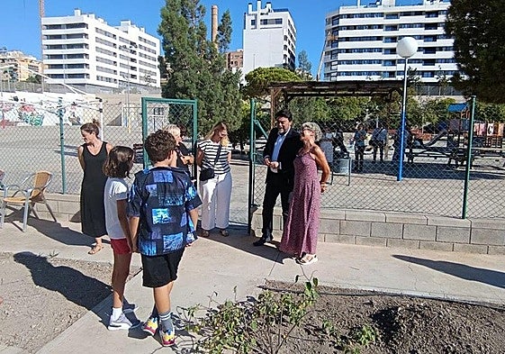 El alcalde, Luis Barcala, y la concejal de Educación, Mari Carmen de España, dan la bienvenida a los alumnos del CEIP Benalúa.