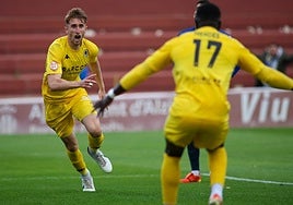 Ryan Nolan celebra su gol en Alzira.