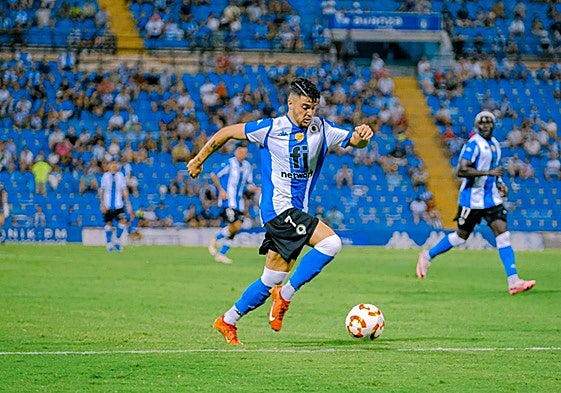 Alvarito conduce el balón en el debut liguero frente al Ceuta.