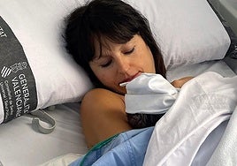 Madre con su bebé recién nacido por cesárea en el hospital.