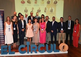 Eva Toledo posa con la Junta Directiva de El Círculo.