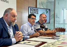 El alcalde, Pachi Pascual, acompañado por el concejal de Comercio, Vicente Pastor, y del vocal de la Asociación de Comerciantes, Antonio Fernández, en la presentación de los Bonos Raspeig.