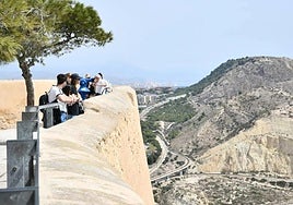 Turistas en el castillo de Santa Bárbara.
