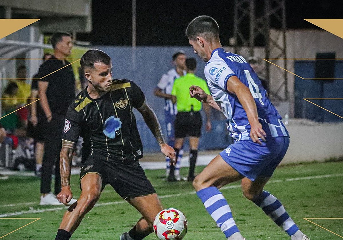 Pol Roigé trata de superar a un jugador del Alcoyano durante el encuentro de este domingo.