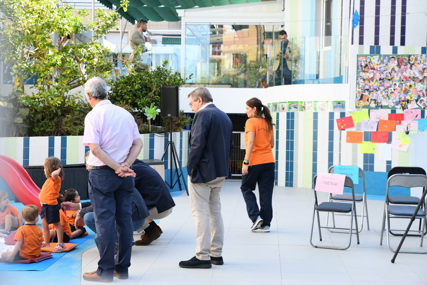 Así ha sido la visita de Feijóo a la escuela infantil Garabatos de Alicante