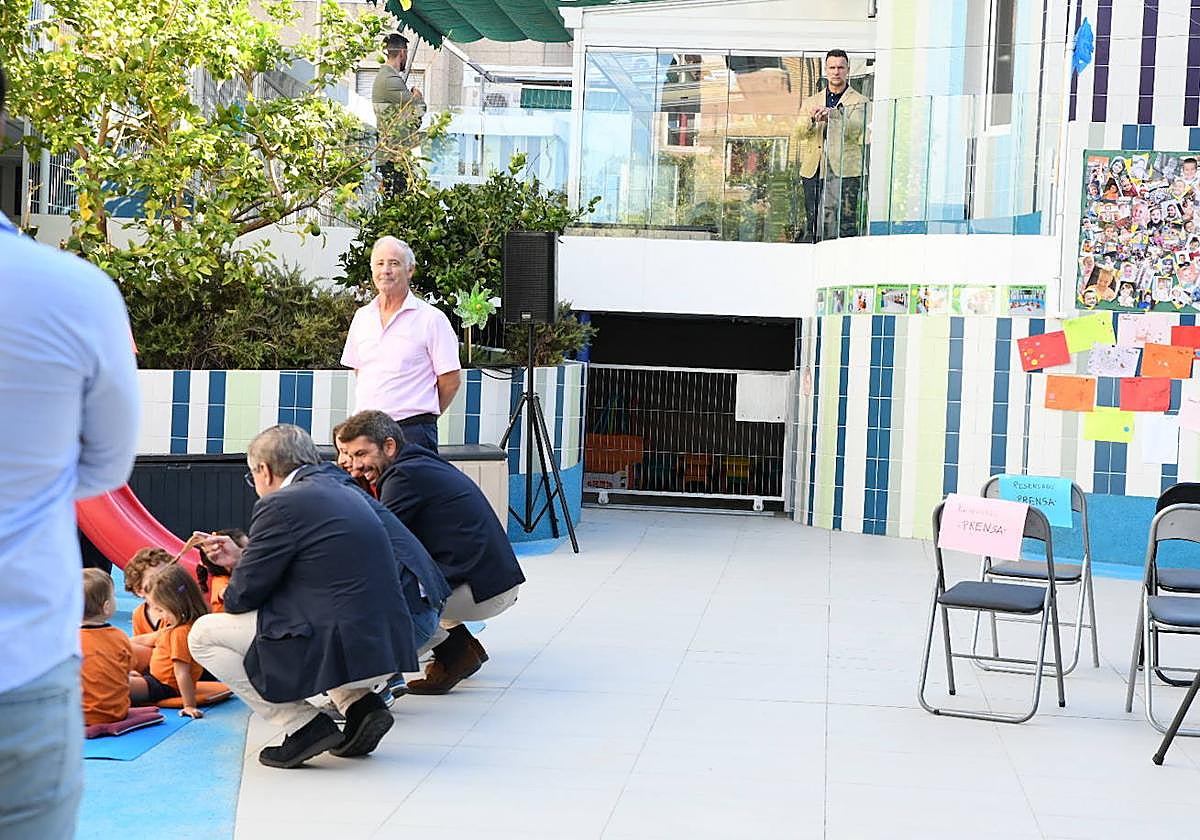Así ha sido la visita de Feijóo a la escuela infantil Garabatos de Alicante