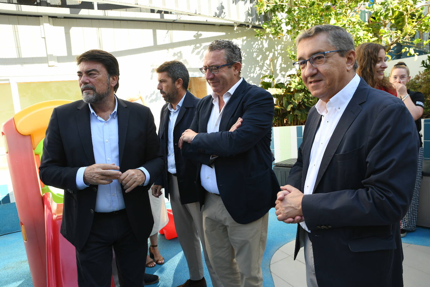 Así ha sido la visita de Feijóo a la escuela infantil Garabatos de Alicante