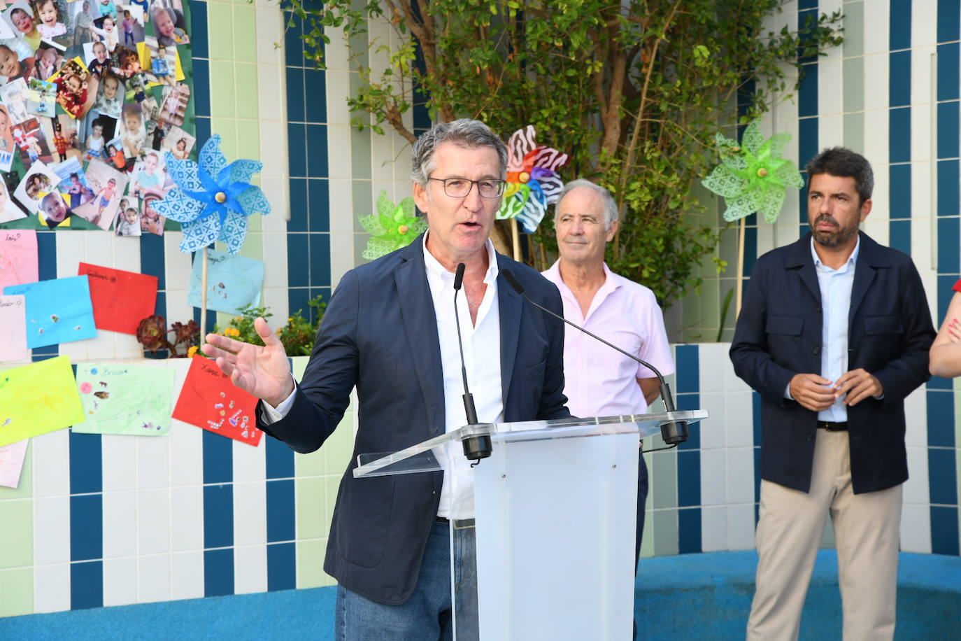 Así ha sido la visita de Feijóo a la escuela infantil Garabatos de Alicante