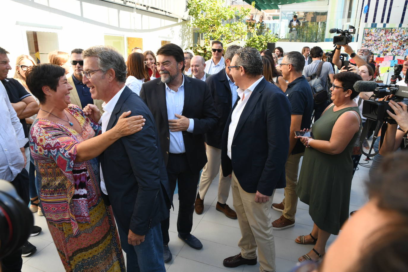 Así ha sido la visita de Feijóo a la escuela infantil Garabatos de Alicante