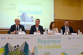 Manuel Villar, vicealcalde de Alicante; Vicente Martínez, conseller de Medio Ambiente y Territorio; Berta Barrero, consejera de Vectalia, y Salvador Ivorra, vicerrector de Insfraestructuras y Sostenibilidad de la UA.