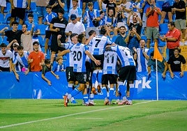 Celebración de uno de los goles frente al Ceuta.