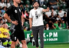 Eder Sarabia da instrucciones frente al Granada.