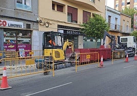 Obras en una de las zonas de Elche donde se habilitará parada de taxi accesible.