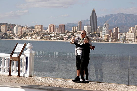 Una parejade jubilados en un mirador de Benidorm.