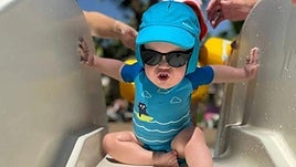 Luca. El pequeño, ataviado con las gafas que le protegen de la luz, padece el Síndrome de IFAP-1, una enfermedad ultrarrara.l