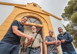 El alcalde de Elche, Rubén Alfaro, y el concejal de Espacio Público entregan las llaves de la ermita a los presidentes de la mayordomía y de los vecinos.