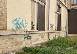 Pintadas en la fachada trasera del Museo de Villena.