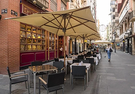 Terrazas de un resturante en la calle Castaños.