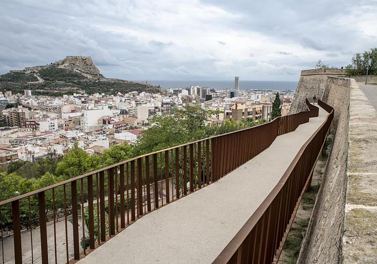 Vistas de Alicante desde el castillo de San Fernando.