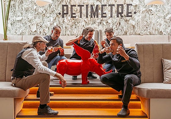 Equipo de Forty posando en el restaurante alicantino Petimetre.