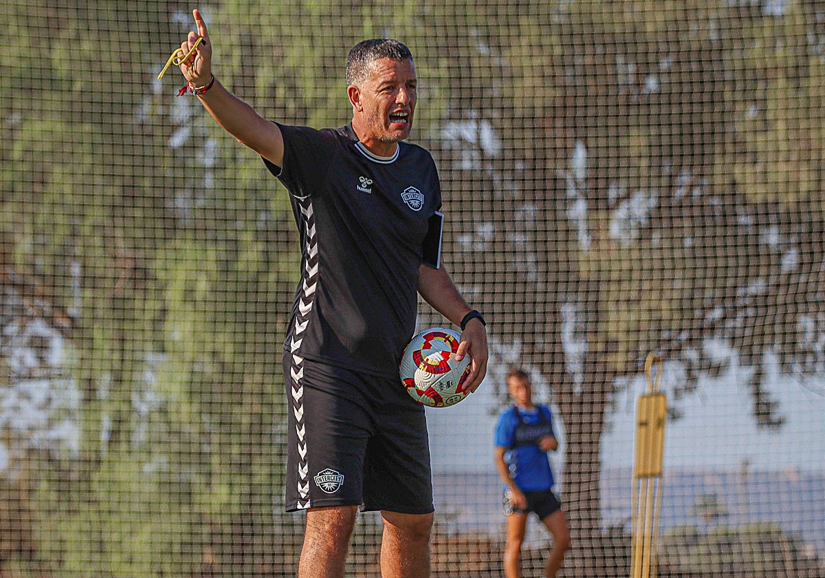 Sandroni da instrucciones durante un entrenamiento.