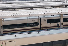 Trenes en los andenes de la estación de Alicante.