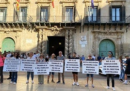Empresarios y trabajadores del sector de la hostelería, a las puertas del Ayuntamiento.
