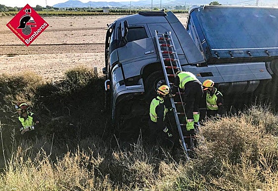 Camión volcado en el accidente.