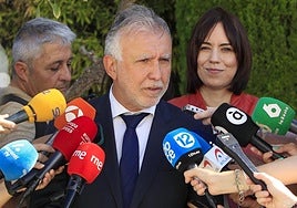 El ministro de Política Territorial y Memoria Democrática, Ángel Víctor Torres, realiza declaraciones en presencia de la ministra de Ciencia, Diana Morant, este jueves en la Universidad de Alicante.