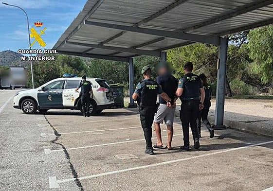 Agentes de la Guardia Civil de Calp durante la detención del fugitivo.